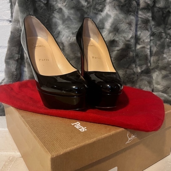 BEAUTIFUL Christian Louboutin patent leather platform heels - Picture 8 of 8